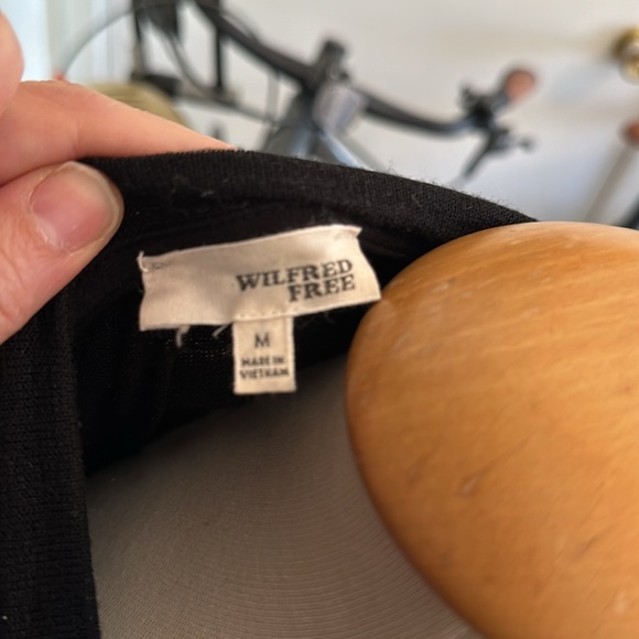 Aritzia - Picture 3 of 4